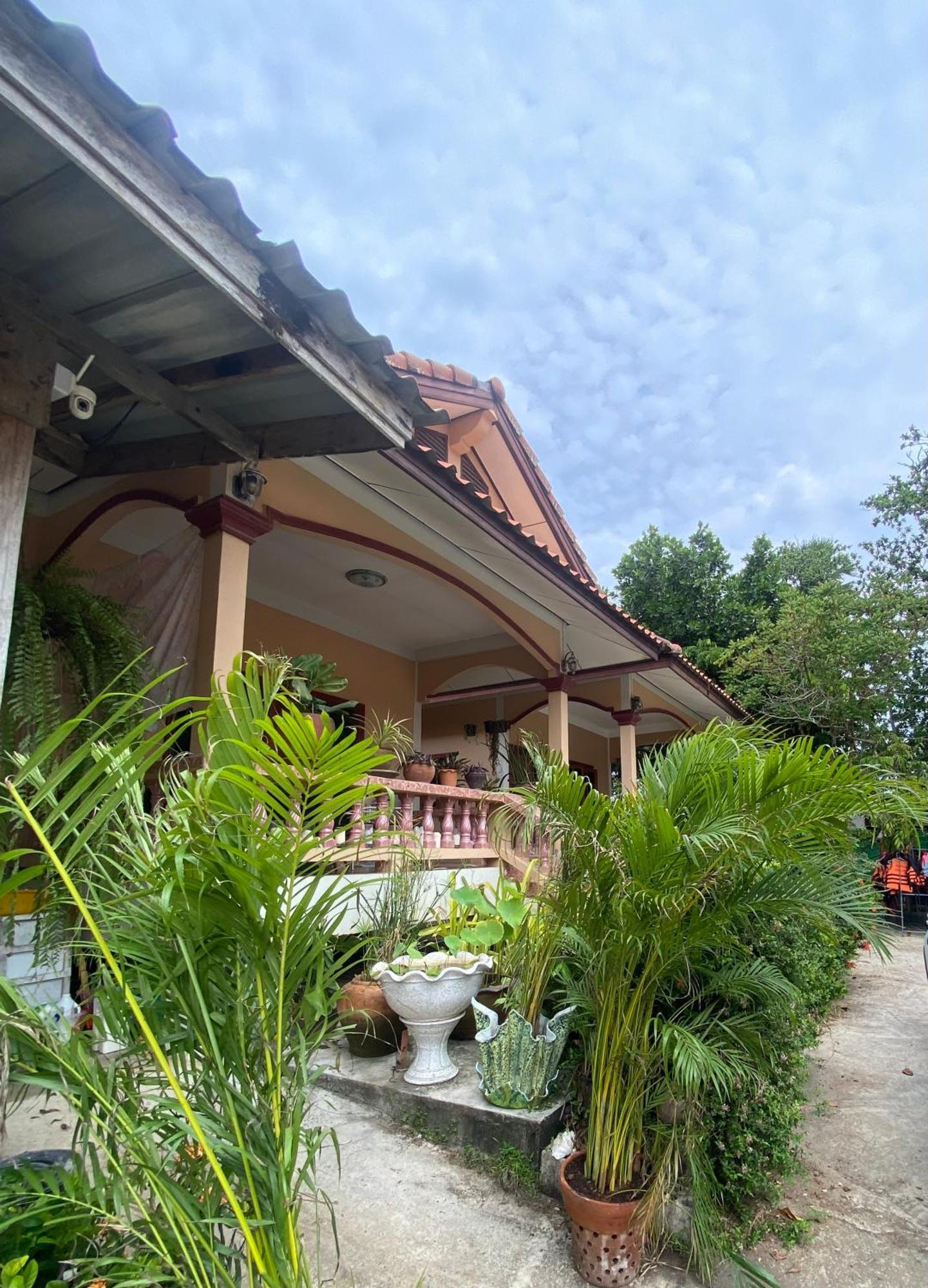 Beachfront Bungalow South Of Phuket Exterior foto